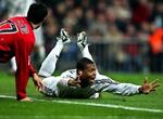 Real Madrids Julio Baptista appellerer til dommeren. - Foto: AP 