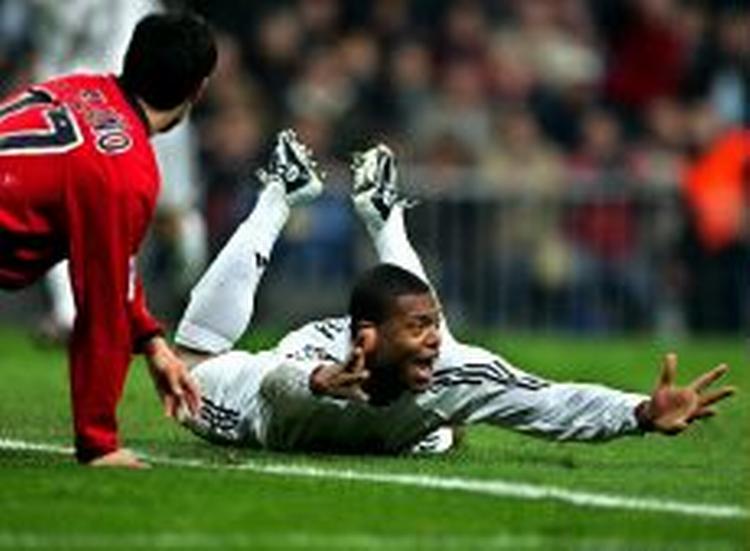 Real Madrids Julio Baptista appellerer til dommeren. - Foto: AP 