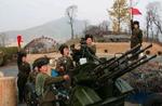 Sammen med en erklæring fra Nordkorea i dag, blev der udsendt fotos af kvindelige soldater, der betjener et luftværnsbatteri. - Foto: AP 