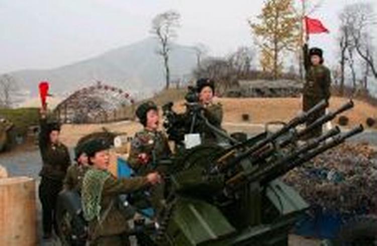 Sammen med en erklæring fra Nordkorea i dag, blev der udsendt fotos af kvindelige soldater, der betjener et luftværnsbatteri. - Foto: AP 