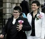 Grainne Close (tv.) og Shannon Sickles efter vielsen i Belfast. - Foto: AP 