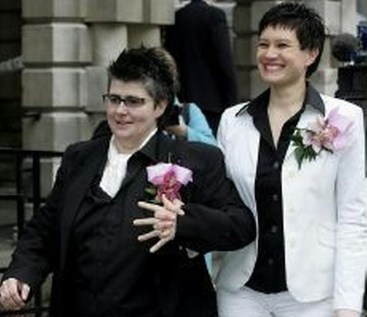 Grainne Close (tv.) og Shannon Sickles efter vielsen i Belfast. - Foto: AP 