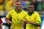 Ronaldo (tv.) og Robinho jubler efter en scoring mod Chile. - Arkivfoto: AP 