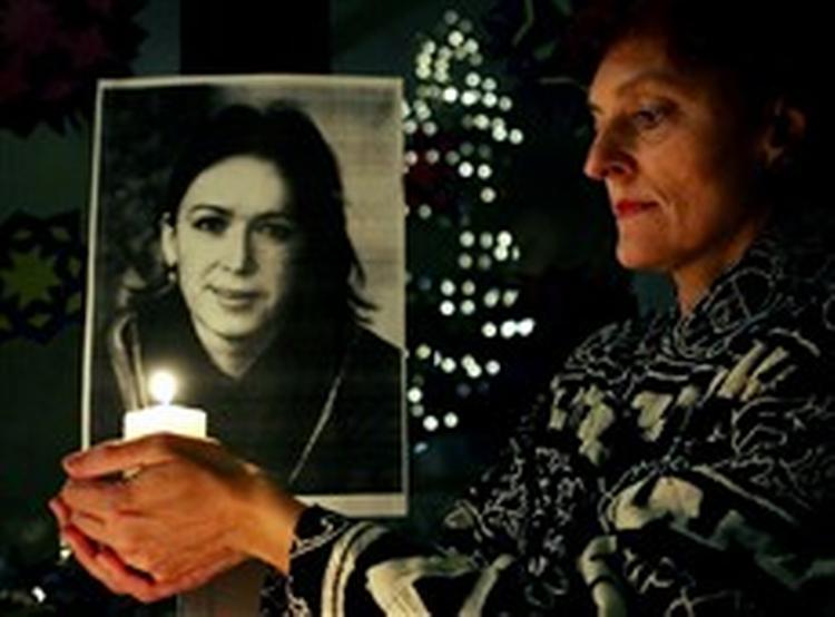 Angela Gottwald fra Glonn i Sydtyskland tændte et stearinlys foran et billede af den nu frigivne arkæolog Susanne Osthoff forleden. Nu er Osthoff på vej til friheden.   Foto: Christof Stache/AP 