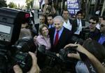 Den tidligere premierminister i Israel, Benjamin Netanyahu, ses her med sin kone Sara efter at have sat sit kryds under afstemningen om en ny leder i Likud. Netanyahu vandt klart. - Foto: AP 