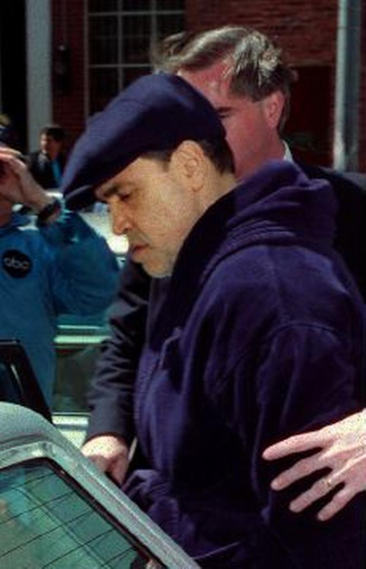 Den 77-årige mafialeder Vincent 'The Chin' Gigante er død i fængsel i Missouri. På billedet ses han i 1990, hvor han anholdes på gaden i badekåbe. - Arkivfoto: AP 