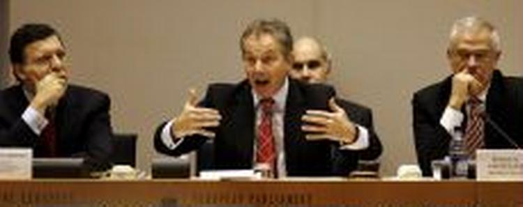 Storbritanniens premierminister Tony Blair forsvarede sig bravt i EU-Parlamentet i dag. Han ses i midten sammen med kommisionens præsident Jose Manuel Barroso (tv) og EU-Parlamentets præsident Josepp Borrell (th). 