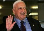 Ariel Sharon var glad, da han tidligere i dag blev udskrevet fra sygehuset. Han har nu lovet at tage den med ro et par dage. - Foto: AP 