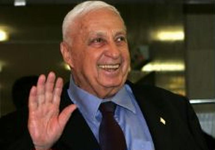 Ariel Sharon var glad, da han tidligere i dag blev udskrevet fra sygehuset. Han har nu lovet at tage den med ro et par dage. - Foto: AP 