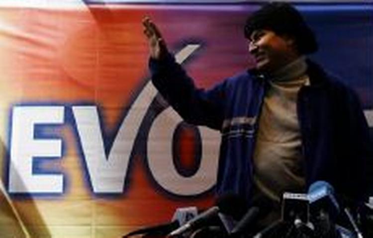 »Den eneste terrorist, jeg kender, er Bush. Hans militære intervention som i Irak. Det er statsterrorisme«, siger Morales. - Foto: AP 