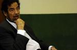 Iraks tidligere præsident Saddam Hussein har opgivet boykotten af retssagen mod ham og møder i dag op i retten. - Arkivfoto: AP 