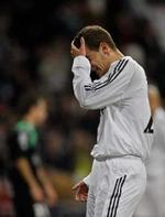 Real Madrid's Roberto Soldado tager sig til hovedet. - Foto: AP 