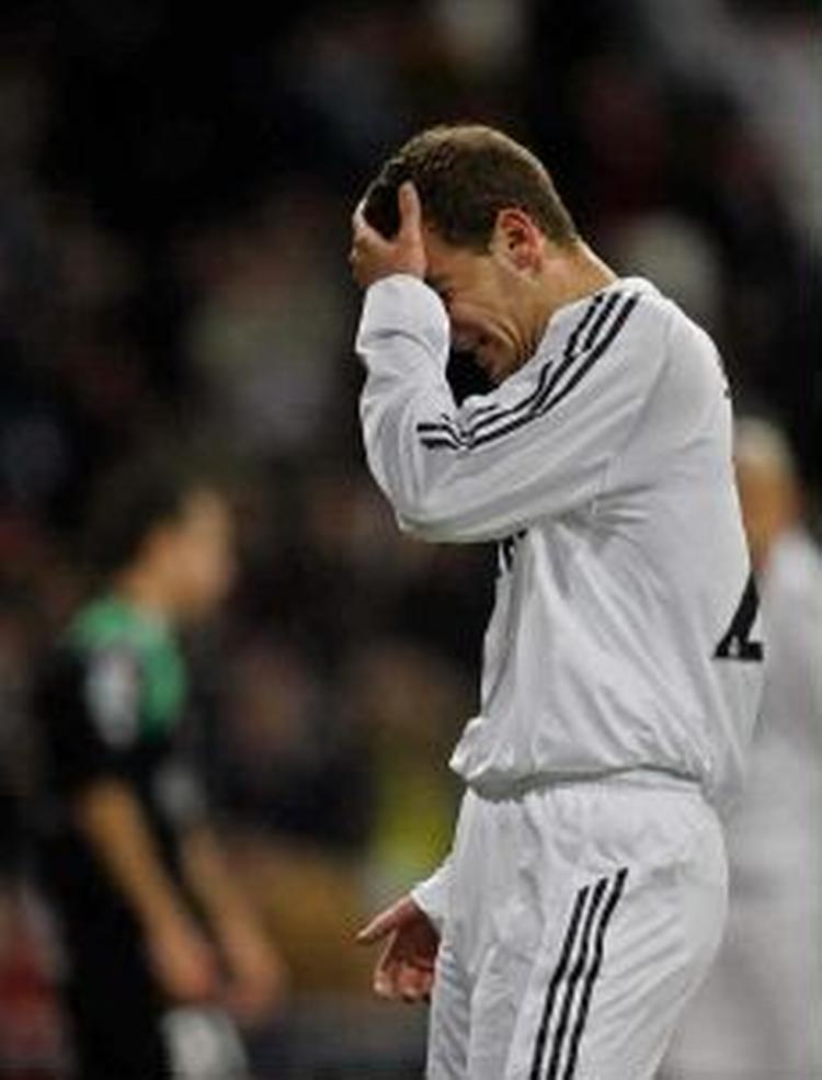 Real Madrid's Roberto Soldado tager sig til hovedet. - Foto: AP 