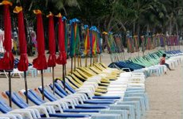 Sidste års katastrofe i det sydøstlige Asien har ikke betydning for danskernes rejselyst i år. Her en strand på thailandske Phuket. - Foto: AP 