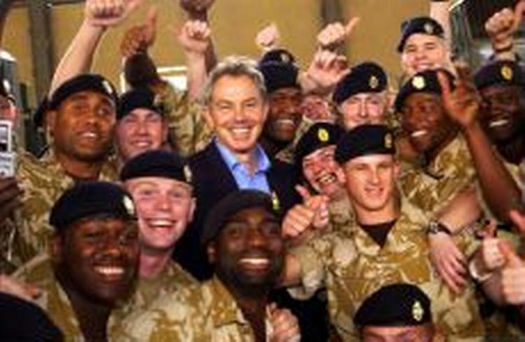 Storbritanniens premierminister Tony Blair var blandt britiske soldater i Basra i Irak i dag. - Foto: AP 