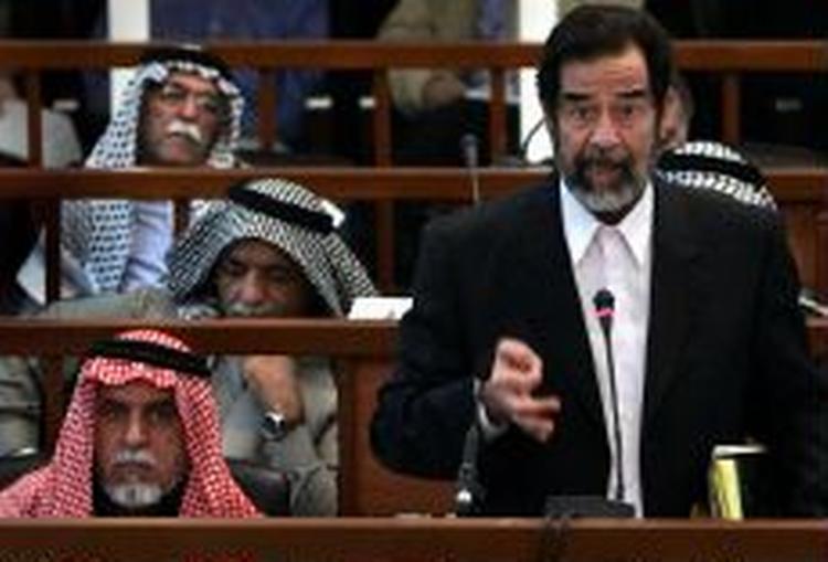 Iraks tidligere præsident, Saddam Hussein, kom igen i dag med udfald og beskyldninger mod USA. Retssagen er nu udsat til 24. januar. - Foto: AP 