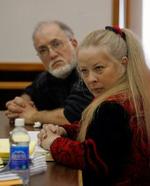 Michael og Sharen Gravelle lytter til et vidneudsagn i sagen, hvor de blev dømt for mishandling af deres 11 adoptivbørn, som de holdt i bure. - Foto: AP 