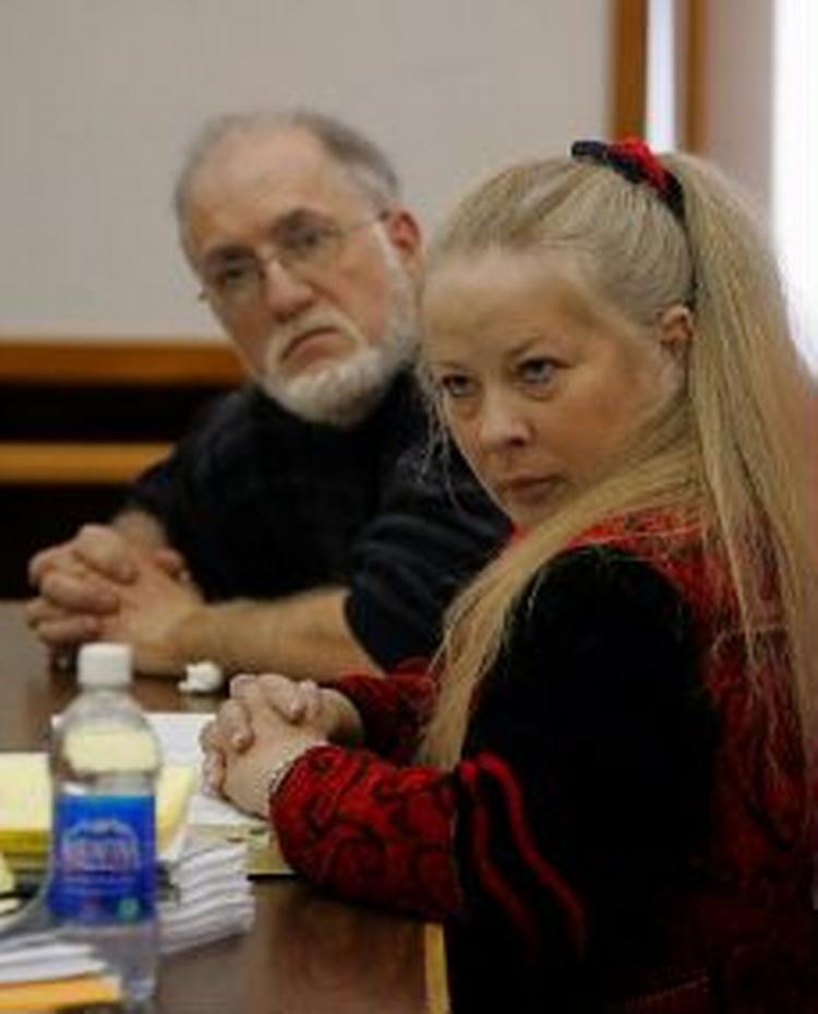 Michael og Sharen Gravelle lytter til et vidneudsagn i sagen, hvor de blev dømt for mishandling af deres 11 adoptivbørn, som de holdt i bure. - Foto: AP 