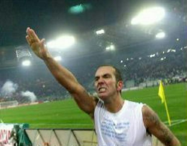 Lazio-spilleren, Paolo Di Canio, afviser, at han skulle være nazist: »Jeg er fascist«, siger han - Foto: AP 