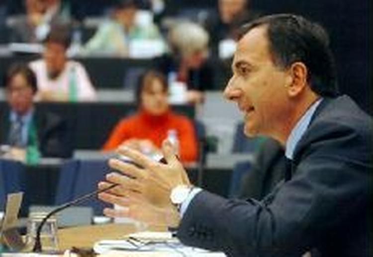 En af EU-kommissionens fem næstformænd, retskommissær Franco Frattini kritiserer Jyllands-Postens Muhammed-tegninger - Foto: AP 