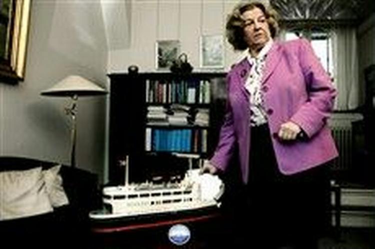 MF MED M/F. Birthe Rønn Hornbech (V) kiggede væk, da hun trak vinderne i vor julekalenderkonkurrence. En overordentlig retlinet fremgangsmåde.   Foto: Thomas Borberg 