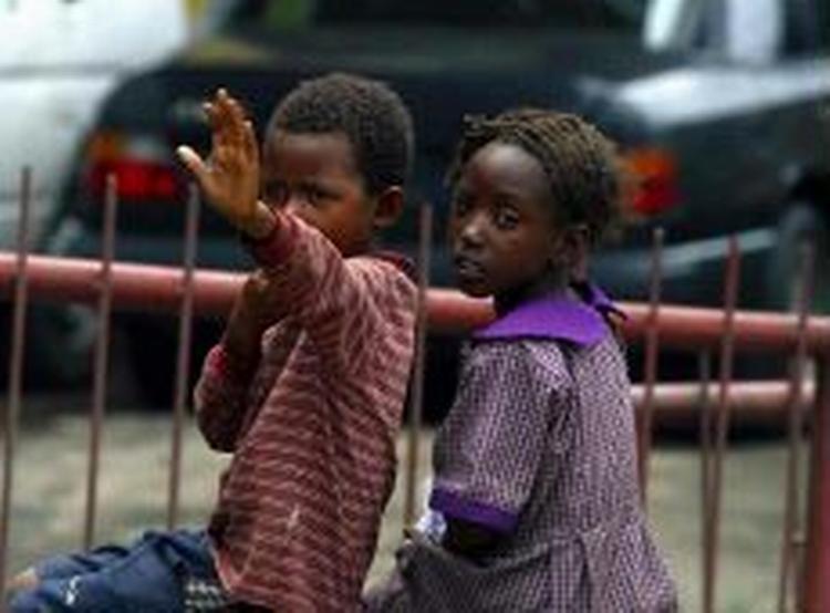 To hjemløse børn tigger i Lagos, Nigeria. - Arkivfoto: AP 