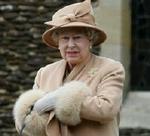 Dronning Elizabeth II forlader julegudstjenesten i kirken i Sandringham. - Foto: AP 