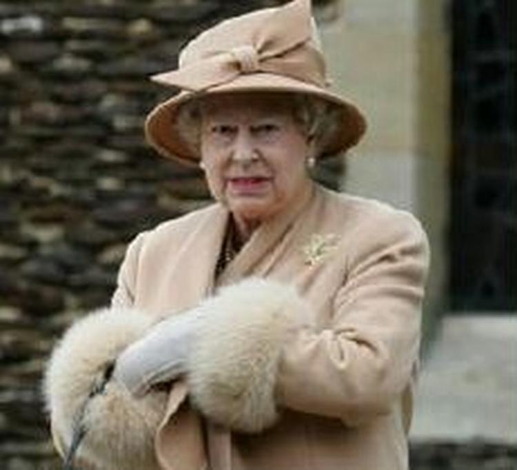 Dronning Elizabeth II forlader julegudstjenesten i kirken i Sandringham. - Foto: AP 