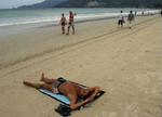 Vestlige turister færdes atter på strandene i Phuket kort før årsdagen for katastrofen. - Foto: AP 
