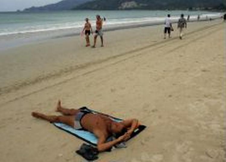 Vestlige turister færdes atter på strandene i Phuket kort før årsdagen for katastrofen. - Foto: AP 