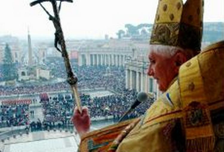 40.000 pilgrimme havde samlet sig foran Peterskirken. - Foto: AP 