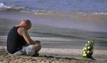 En uidentificeret mand mindes ved Patong Beach i Thailand. - Foto: AP 