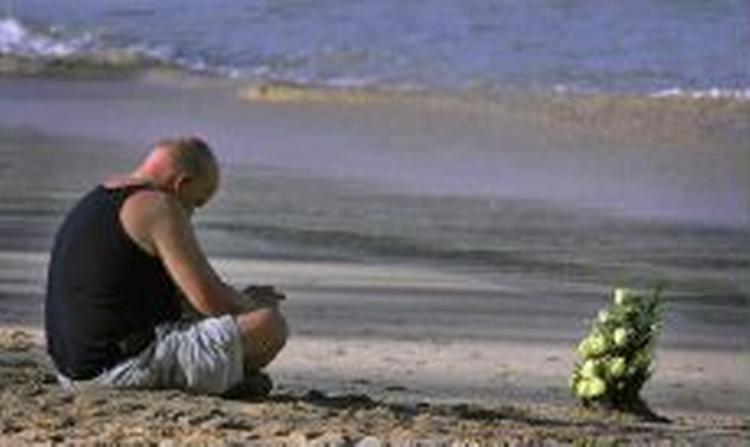 En uidentificeret mand mindes ved Patong Beach i Thailand. - Foto: AP 