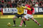Arsenals Alexander Hleb (i gult) i nærkamp med en Charlton-spiller. - Foto: AP. 