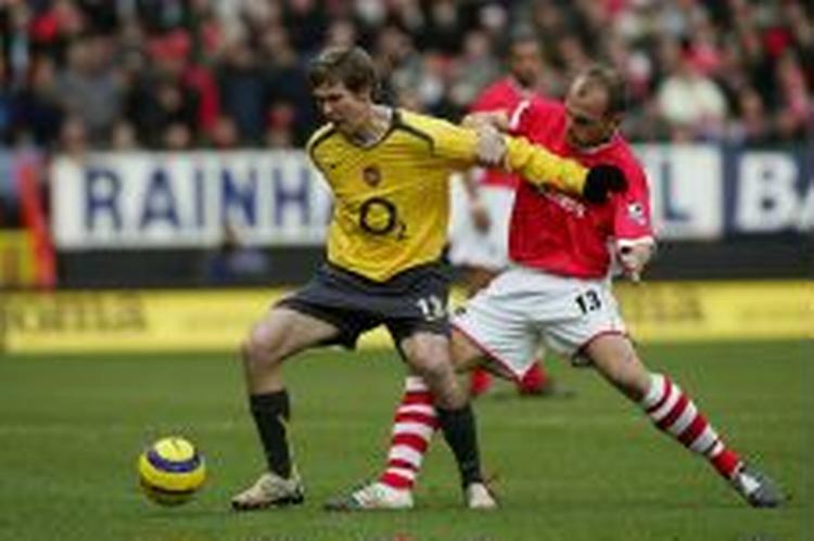 Arsenals Alexander Hleb (i gult) i nærkamp med en Charlton-spiller. - Foto: AP. 
