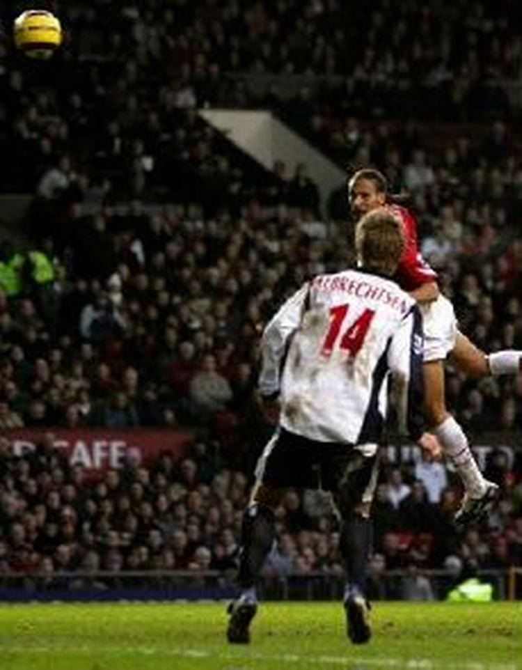Den tidligere FCK'er Martin Albrechtsen formåede ikke at holde United-spillerne fra fadet. På billedet scorer Rio Ferdinand til 2-0 mod West Bromwich. - Foto: AP. 