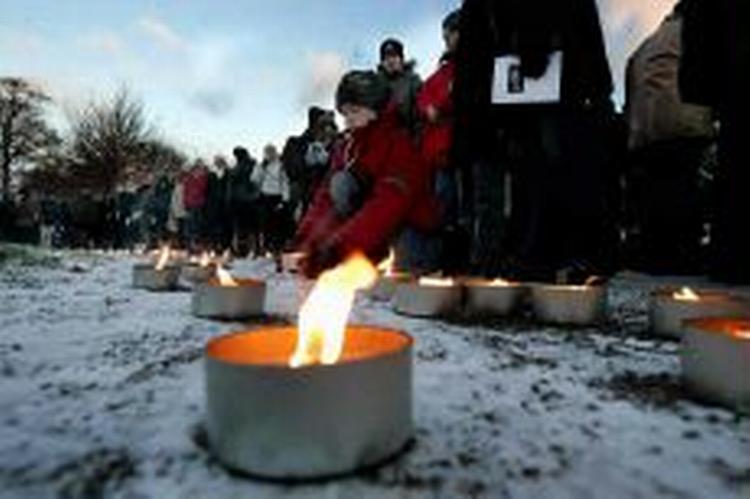 I Göteborg samledes mange svenskere for at mindes de døde efter katastrofen. - Foto: AP 