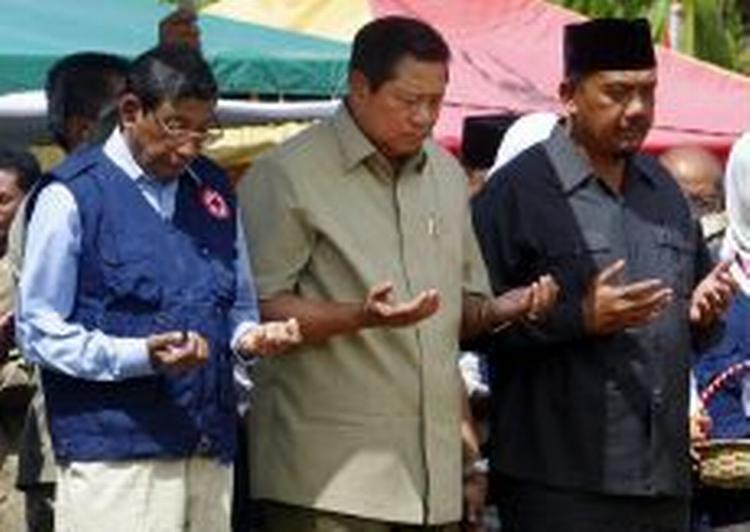 Indonesiens præsident Susilo Bambang Yudhoyono flankeret af Aceh's guvernør og chefen for Røde Kors' hjælpeindsats efter flodbølgerne sidste år. - Foto: AP 