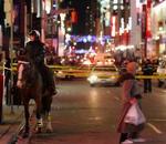 Drabet på en 15-årig pige fandt sted på en forretningsgade fyldt med julehandlende. - Foto: AP 