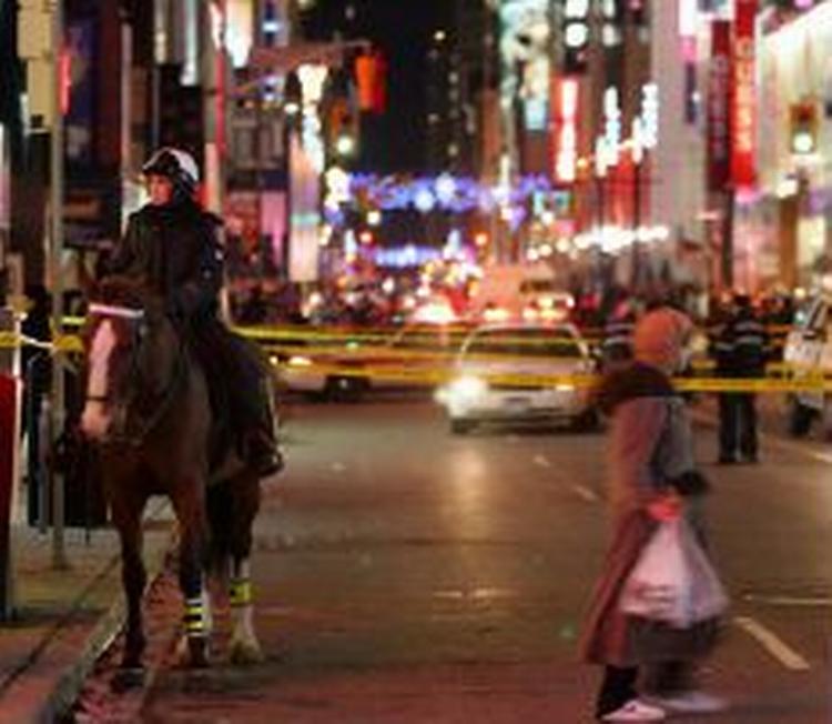 Drabet på en 15-årig pige fandt sted på en forretningsgade fyldt med julehandlende. - Foto: AP 