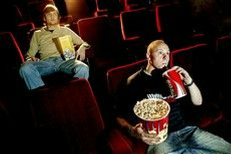 I jagten på forbrugernes penge, vil filmselskaberne måske snart sende de nye film ud på dvd og internet samme dag, som de har premiere. Det vil, frygter biograferne, få publikum til at blive hjemme.   Modelfoto: Jacob Ehrbahn 