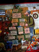 OND JUL. På Peddersens juletræ hænger der flade pakker i år: rationeringsmærker fra Anden Verdenskrig.   Foto: Pattypix 