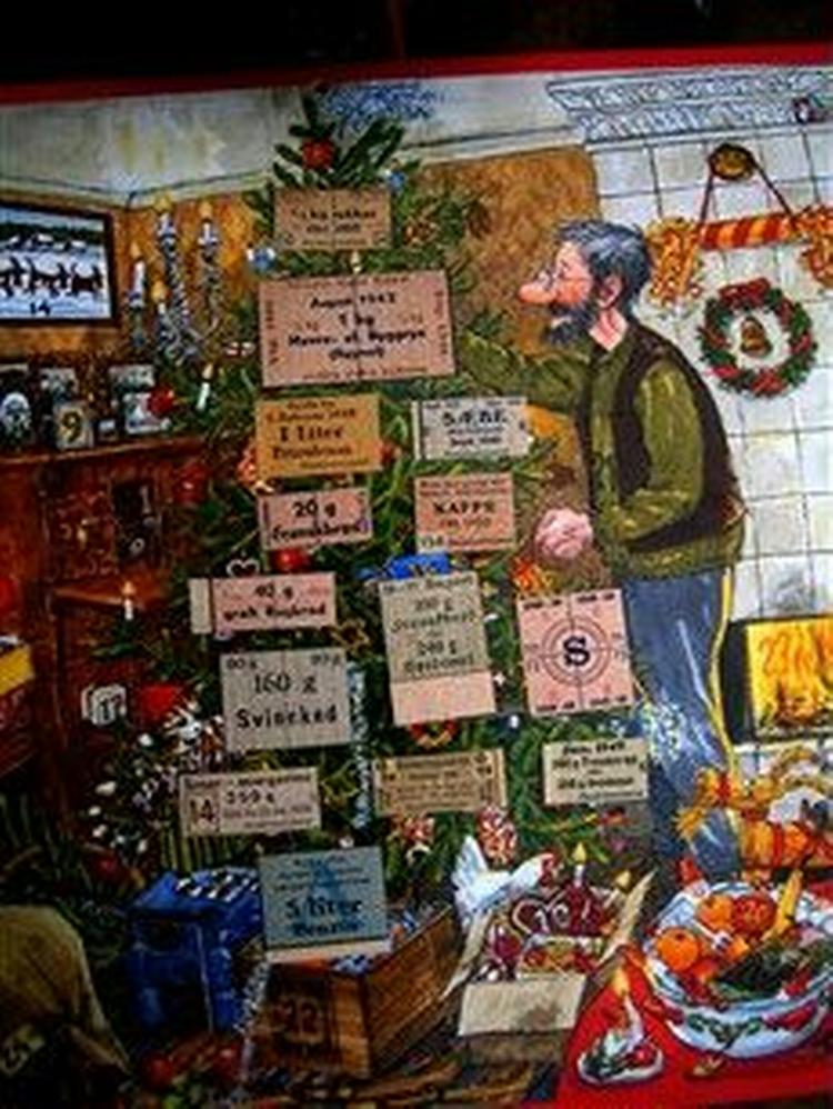 OND JUL. På Peddersens juletræ hænger der flade pakker i år: rationeringsmærker fra Anden Verdenskrig.   Foto: Pattypix 