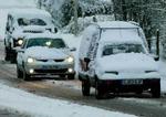 Bilerne holdt stille mange steder på grund af sne - her i det sydøstlige England. - Foto: AP 