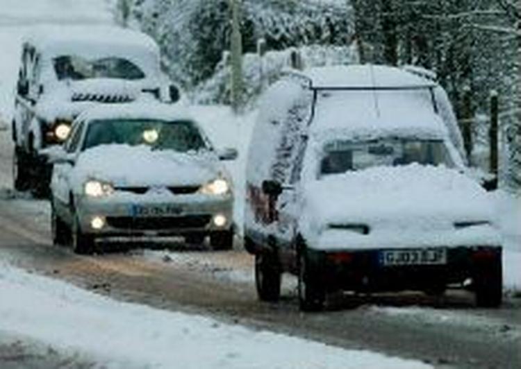 Bilerne holdt stille mange steder på grund af sne - her i det sydøstlige England. - Foto: AP 
