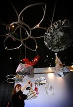 Charlotte Hjelholt satte i går sine 34 hatte op, så de præsenterer sig bedst muligt. Nytårsaftensdag giver hun foldetips til amatørhattemagere i sektionen Lørdagsliv. - Foto: Jens Dresling 