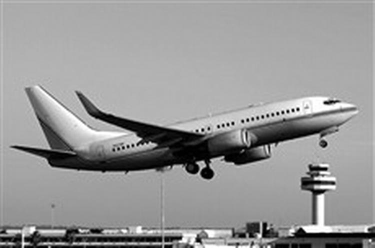 Et Boeing 737 med registreringsnummerent N313P letter fra lufthavnen i Mallorca 12 marts 2004. Dette fly bliver nævnt af politiet i forbindelse med CIA s hemmelige transporter af terrormistænkte.   Arkivfoto: AP 