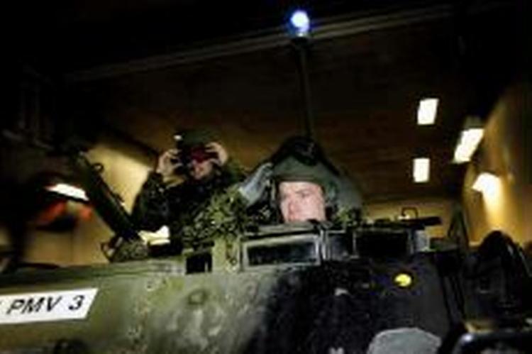 Morten Hansen og Heino Eriksen fra Antvortskov kaserne er klar på Falck stationen i Nakskov. - Foto: Thomas Borberg 