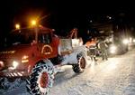 En lastbil trækkes fri i nattemørket på Lolland. - Foto: Thomas Borberg 