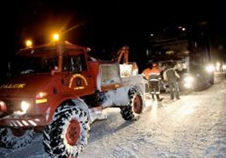 En lastbil trækkes fri i nattemørket på Lolland. - Foto: Thomas Borberg 